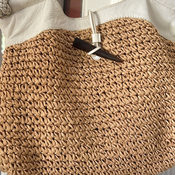 Raffia bag with white leather detail and straps. Multiple inside pockets. - Picture 3 of 6